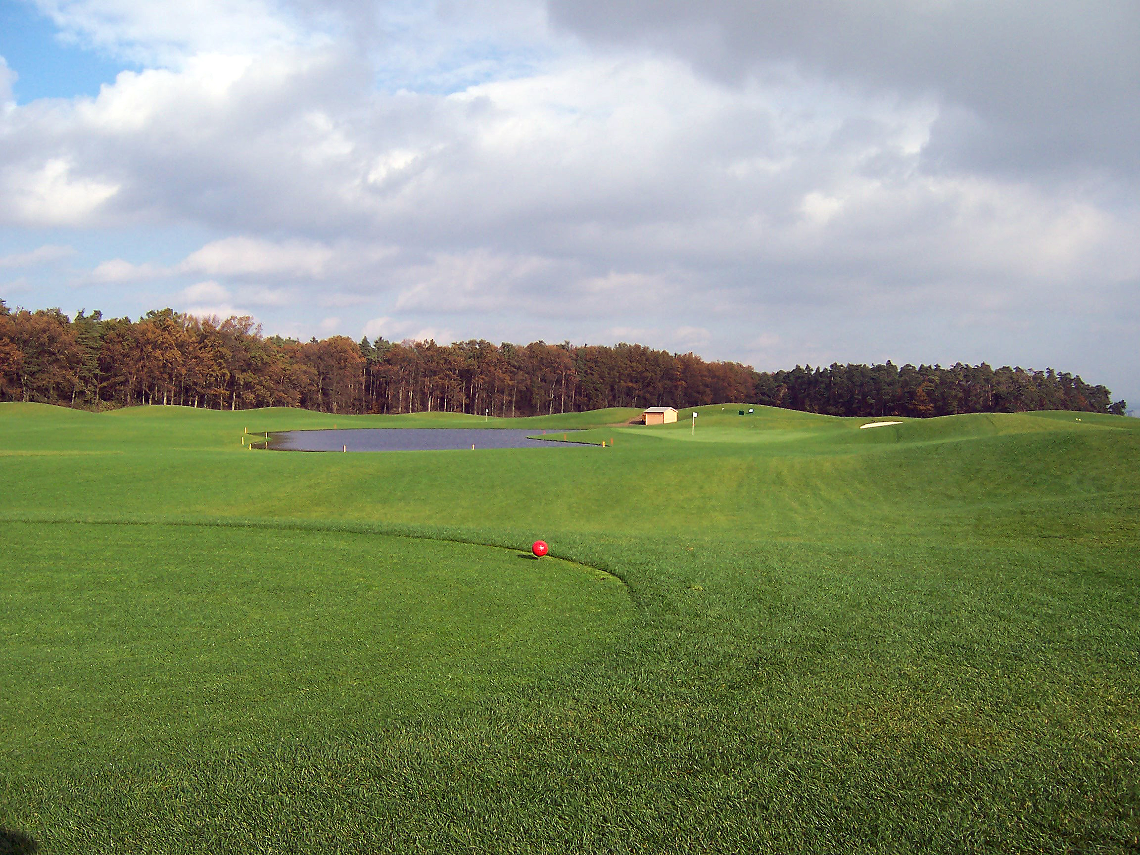 Golfspielen auf der 9-Loch-Golfanlage